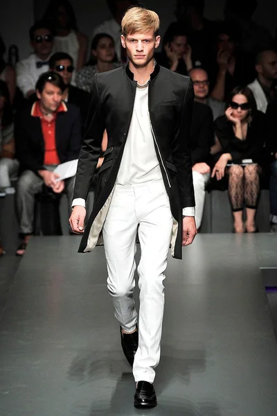 Look 10